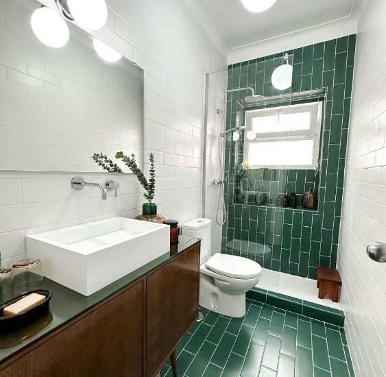 Remodelação de casa de banho em Benfica, Lisboa. Renovação integral WC por JCC Design.