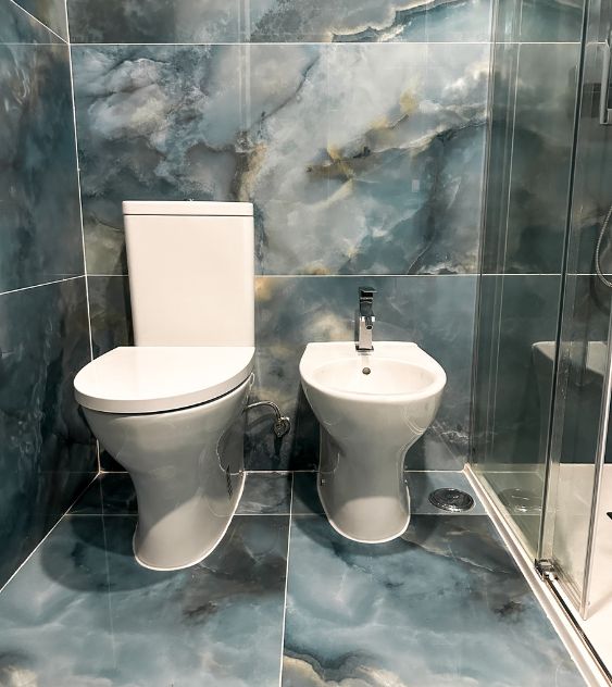 Remodelação de casa de banho em Cadafais, Lisboa. Renovação integral WC por JCC Design.