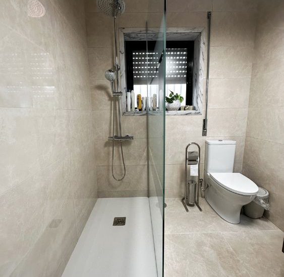 Remodelação de casa de banho em Gondomar, Porto. Renovação integral WC por JCC Design.