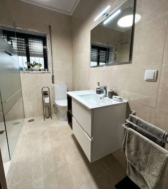 Remodelação de casa de banho em Gondomar, Porto. Renovação integral WC por JCC Design.