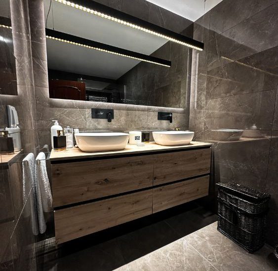 Remodelação de casa de banho em Gondomar, Porto. Renovação integral WC por JCC Design.