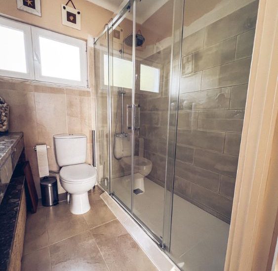 Remodelação de casa de banho adaptada em Sintra, Lisboa. Renovação WC mobilidade reduzida por JCC Design.