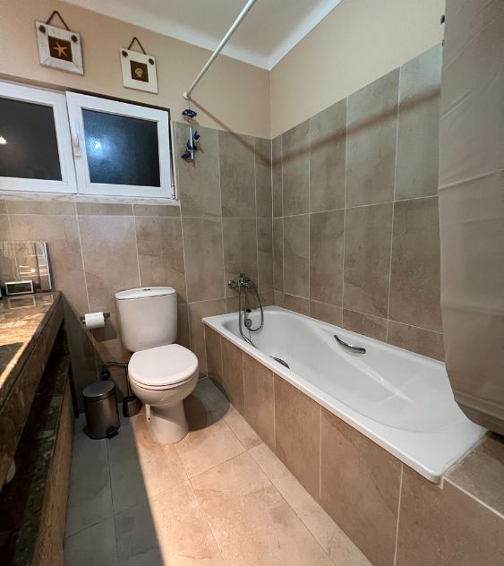 Remodelação de casa de banho adaptada em Sintra, Lisboa. Renovação WC mobilidade reduzida por JCC Design.