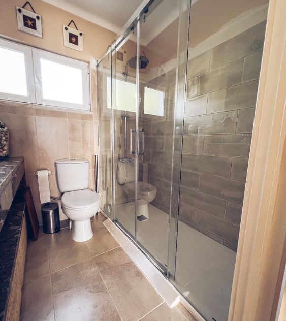 Remodelação de casa de banho adaptada em Sintra, Lisboa. Renovação WC mobilidade reduzida por JCC Design.