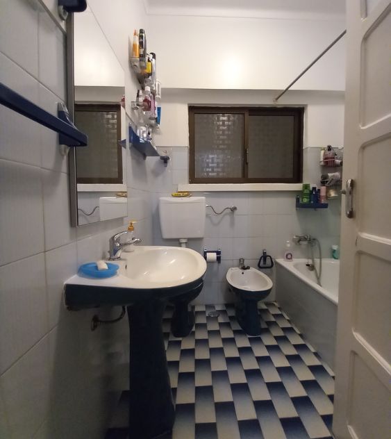 Remodelação de casa de banho na Costa da Caparica, Setúbal. Renovação integral WC por JCC Design.