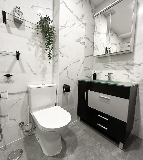Remodelação de casa de banho no Estoril. Renovação integral WC por JCC Design.
